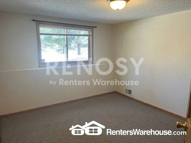 Building Photo - Available June 1st 6 Bedroom 4 Bath Single Family Home in Oakdale