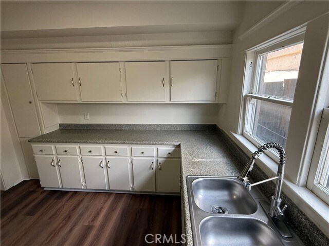 Building Photo - 860 W 56th St