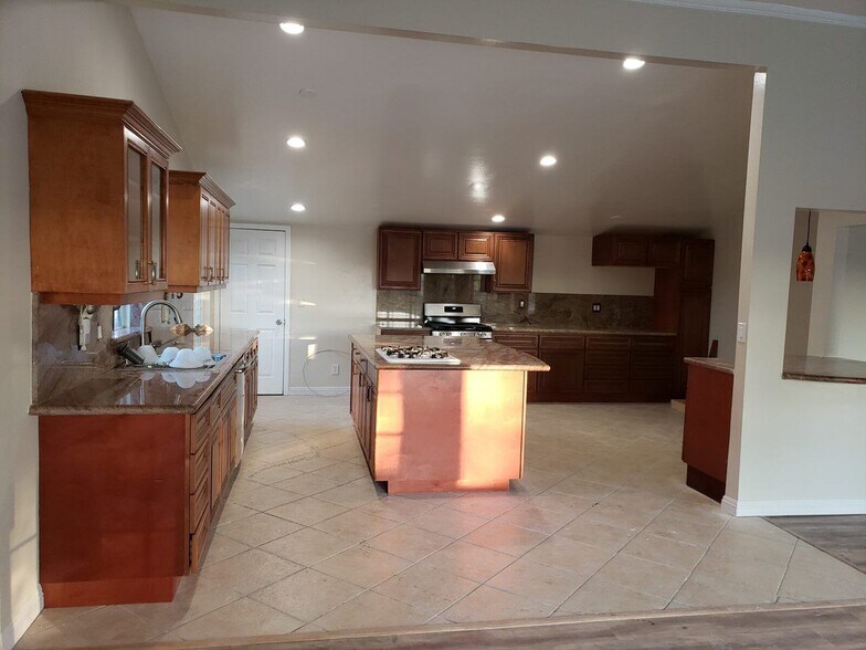 Building Photo - 5853 McDonie Ave