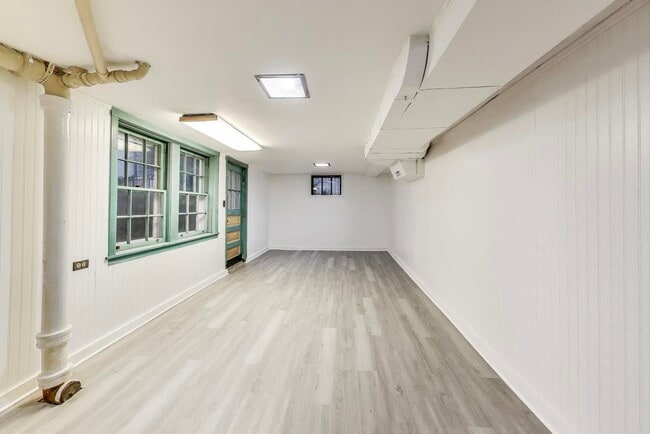 Building Photo - 537 N Washington St