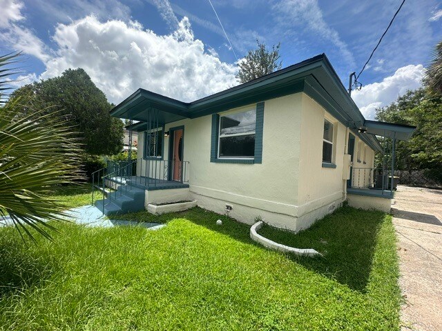 Building Photo - Beautifully Renovated 4 Bedroom Home With Modern Finishes