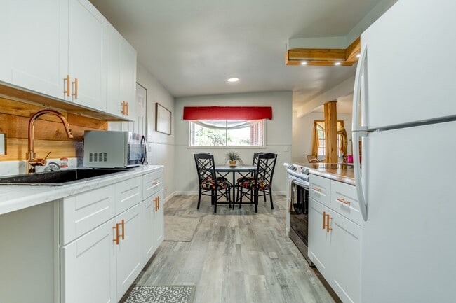 Building Photo - Chic 3 Bedroom in Caprock