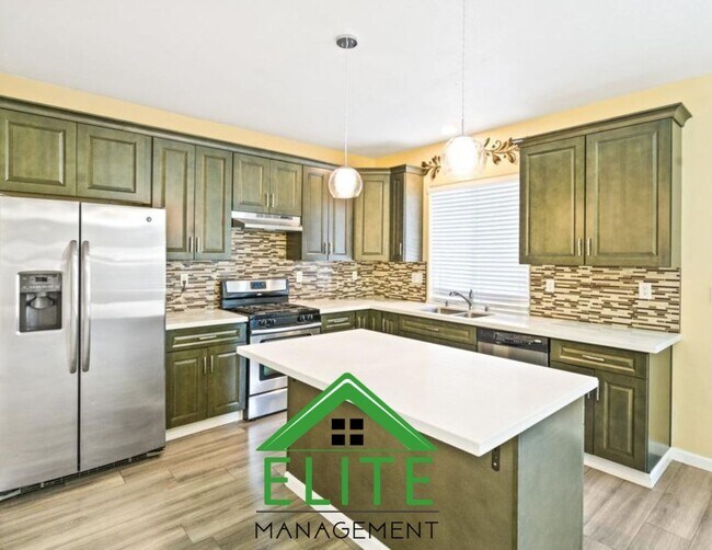 Building Photo - **Spacious 4-Bedroom, 2.5-Bath Home with L...