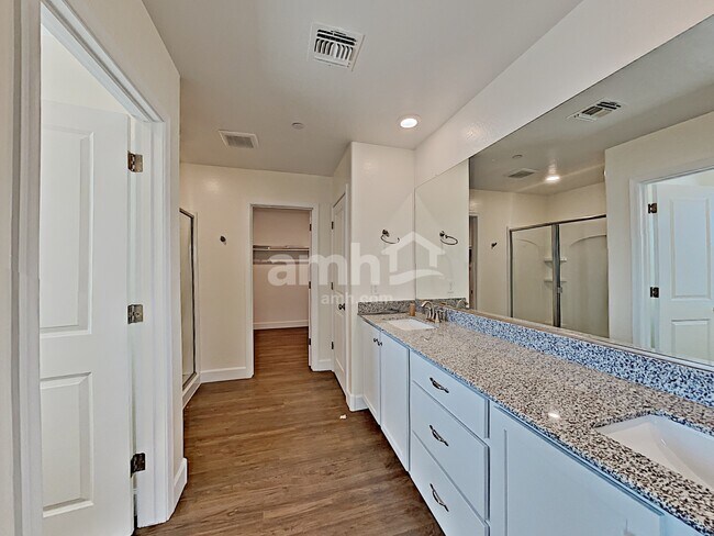 Building Photo - 5949 W Columbine Dr