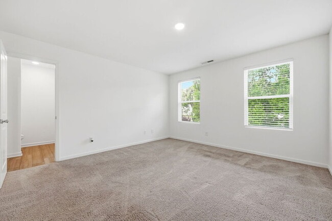 Building Photo - 307 Spaight Acrs Wy