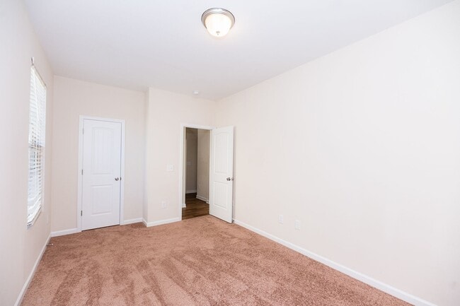 Building Photo - Spacious 5 Bedroom, 3 bath home in Greensboro with 2 car garage