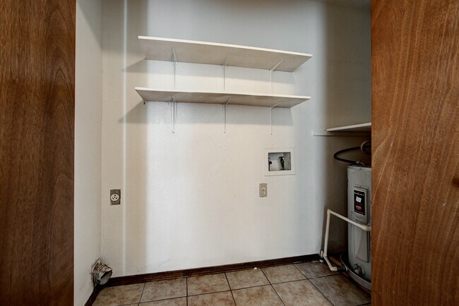 Building Photo - 1315 Glen Oaks Ct