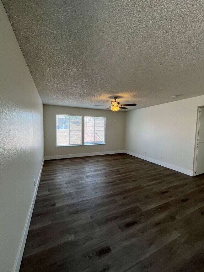 Building Photo - Move in Ready!