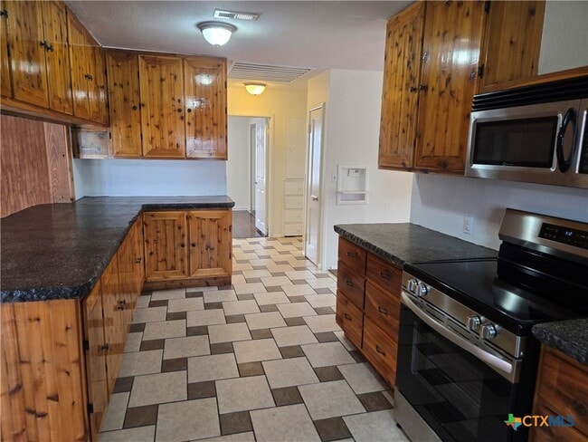 Building Photo - 702 Anaqua Ave