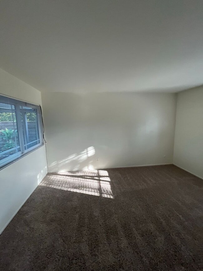 Building Photo - Beautiful 4 Bd Townhouse