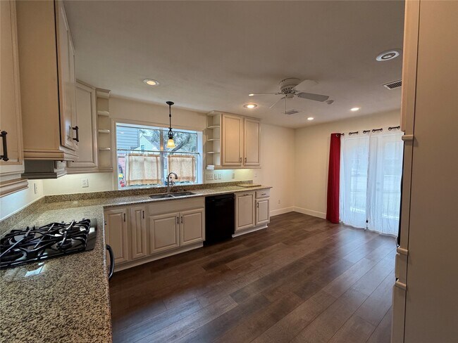 Building Photo - 3906 Hazelwood Dr