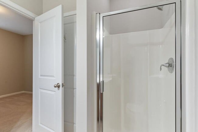 Building Photo - End Unit Townhome Available in Apex!