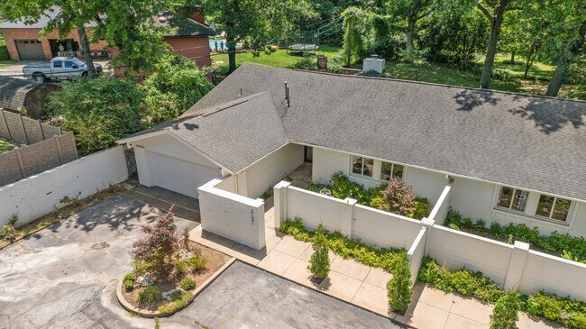 Building Photo - Totally renovated open concept with vaulted ceilings