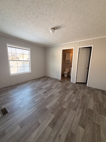 Building Photo - 358 Parker Lake Dr