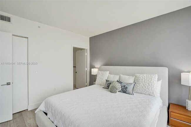 Building Photo - 121 NE 34th St