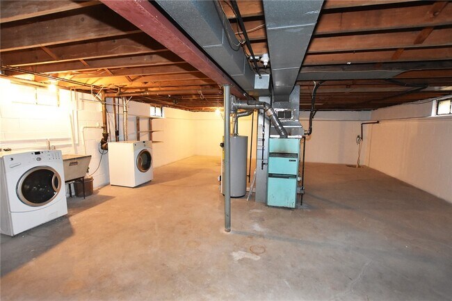 Building Photo - 300 Howland Ave