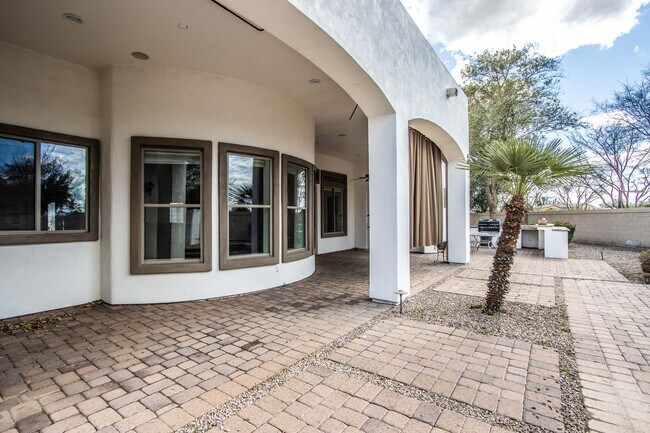 Building Photo - Oh Wow!! Beautiful 5BR/3.5BA Custom Home w...
