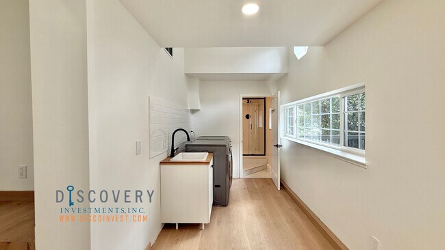 Building Photo - Elegant Modern Montclair Retreat Designed ...
