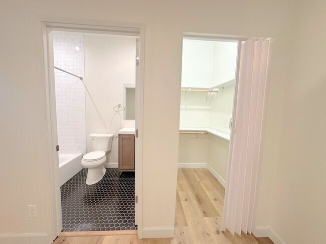 Building Photo - Gorgeous 2bd/2ba unit semi-furnished near ...