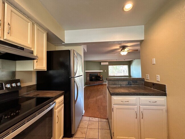 Building Photo - Beautiful & Bright Corner Condo in North Boulder
