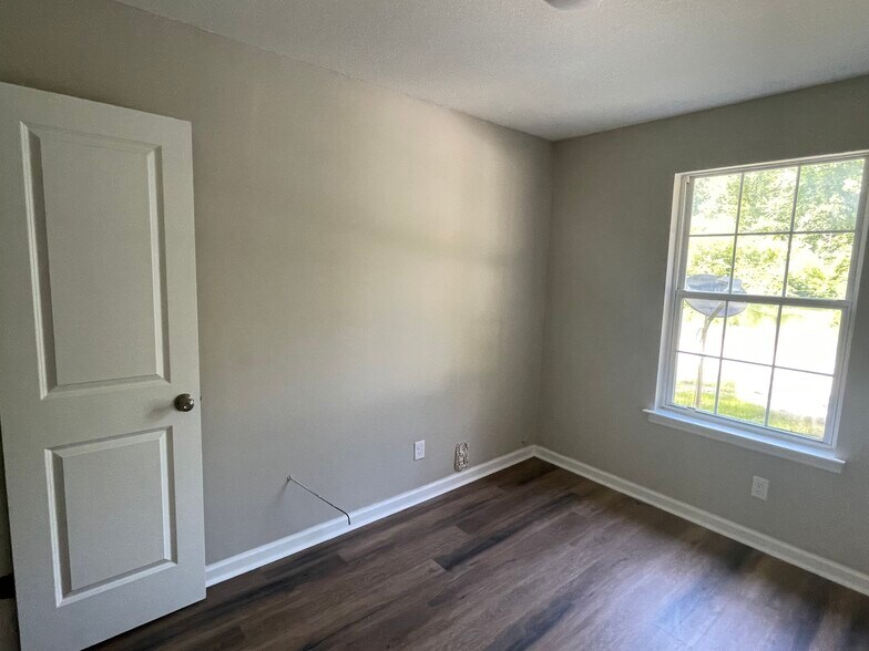 Building Photo - 102 Dylan Dr