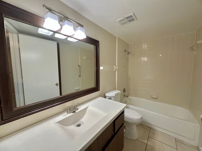 Building Photo - 1st Floor Apartment with Pool, Tennis Court & More in North Fort Myers