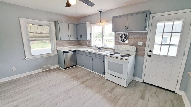 Building Photo - 4 Bed / 2 Bath Single Family Home