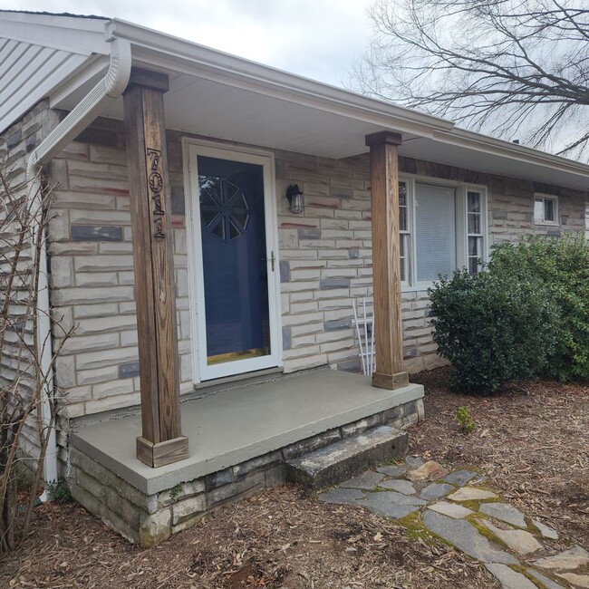 Primary Photo - FOR RENT:Cute and Cozy 2 Bedroom, 1 Bath C...