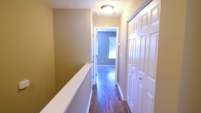 Building Photo - Gorgeous 2br/2.5ba Two-Floor Townhouse in ...