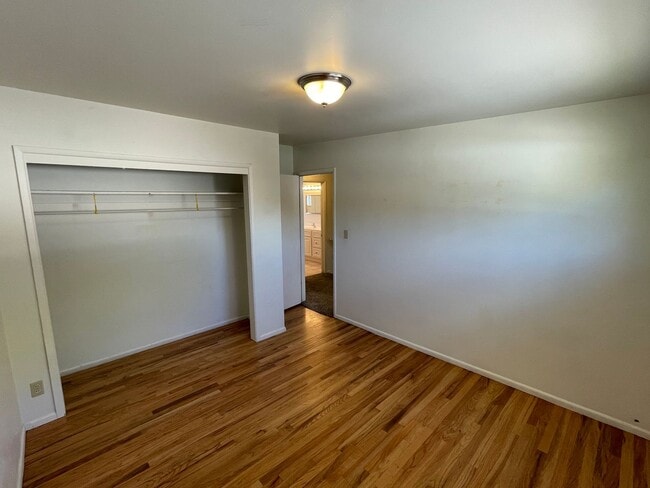 Building Photo - Beautiful 4-Bedroom Home in Desirable Holladay Neighborhood