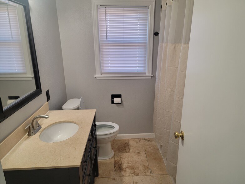 Building Photo - 3701 N Drexel Blvd