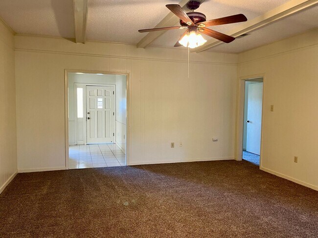 Building Photo - Great location! — Bluebonnet, Jefferson, and I-10 Area.