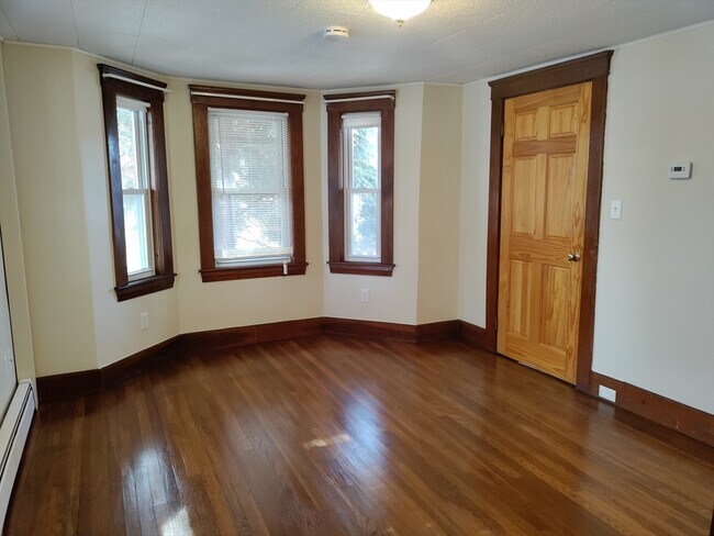 Building Photo - 143 Chestnut St