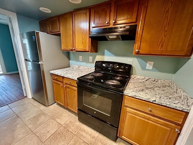 Building Photo - 2 Bedroom With a Bonus Room!