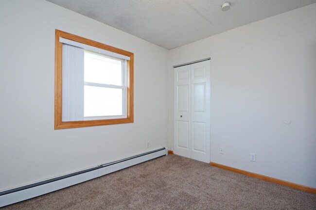 Building Photo - 2105 Hillview Rd