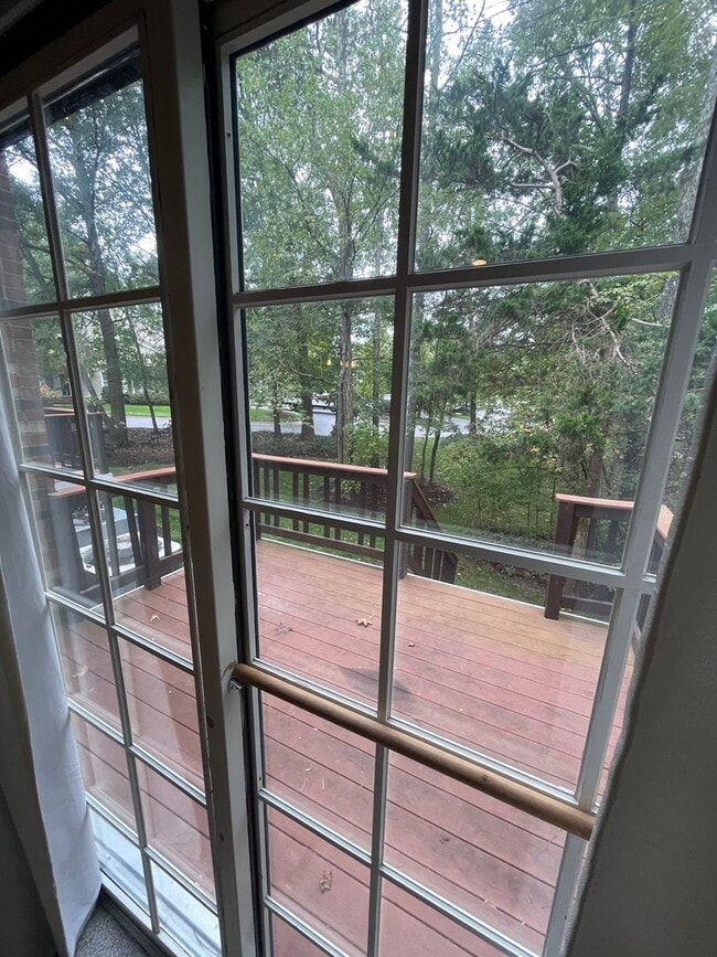 Building Photo - Large 2 Bedroom, 2.5 Bath Townhouse - Autu...