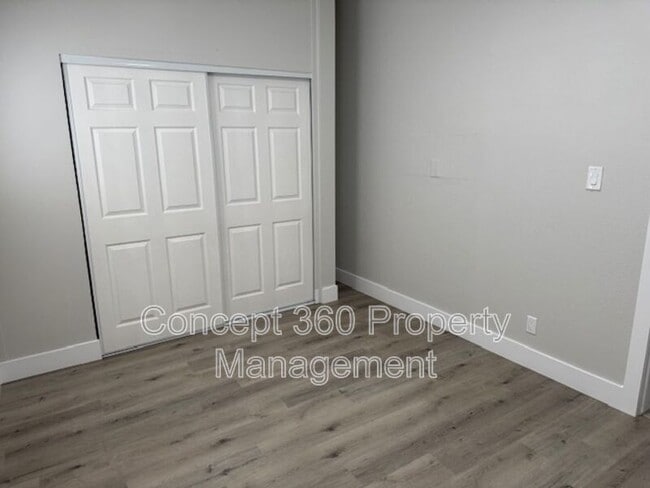 Building Photo - 2028 CHESTNUT Ave