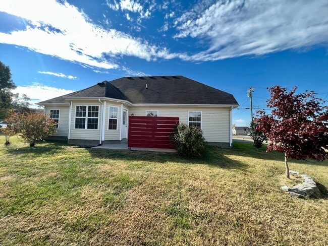 Building Photo - 3 Bed 2 Bath with Bonus in North Blackman Area