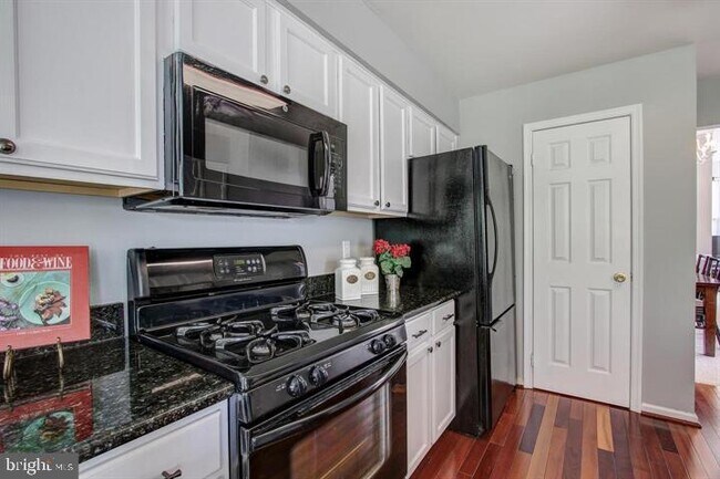 Building Photo - 46740 Graham Cove Square