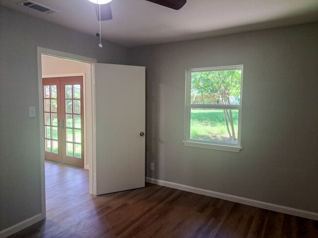 Building Photo - 4 Bedroom / 2 Bath / 2 Car Garage