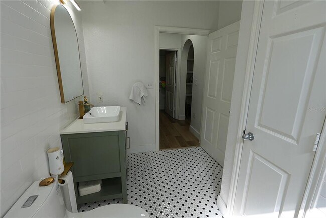 Building Photo - 911 N Orange Ave