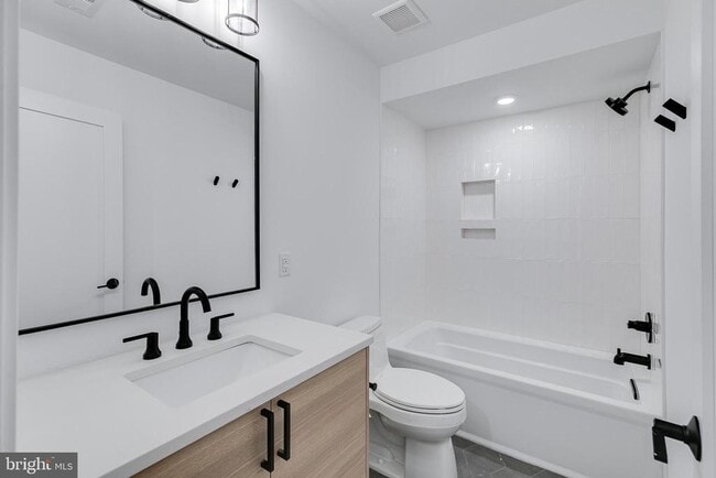 Building Photo - 705 S 19th St