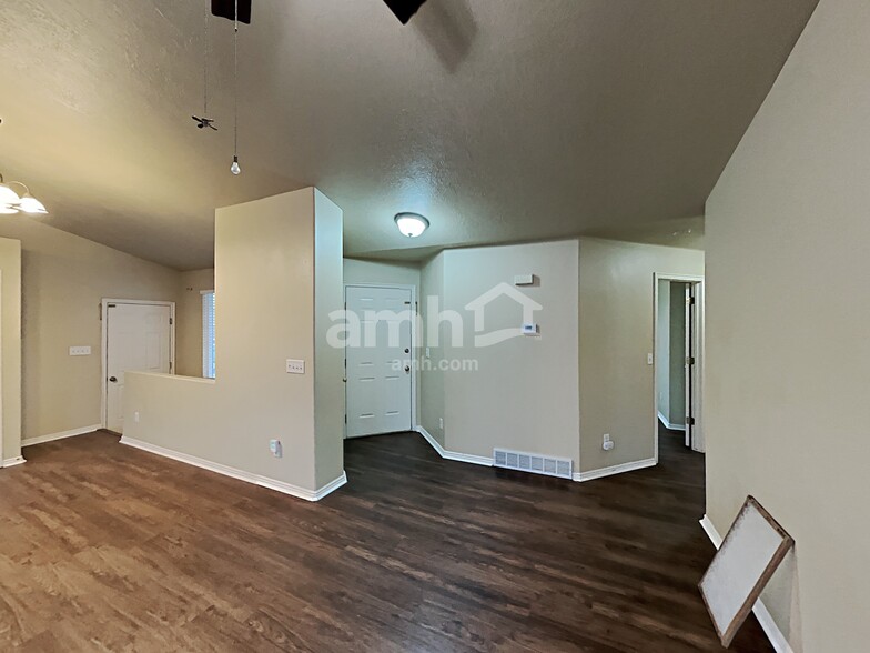 Building Photo - 2098 Blossom St