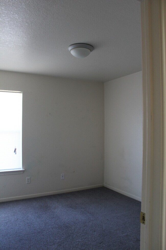 Building Photo - 406 Primrose Dr