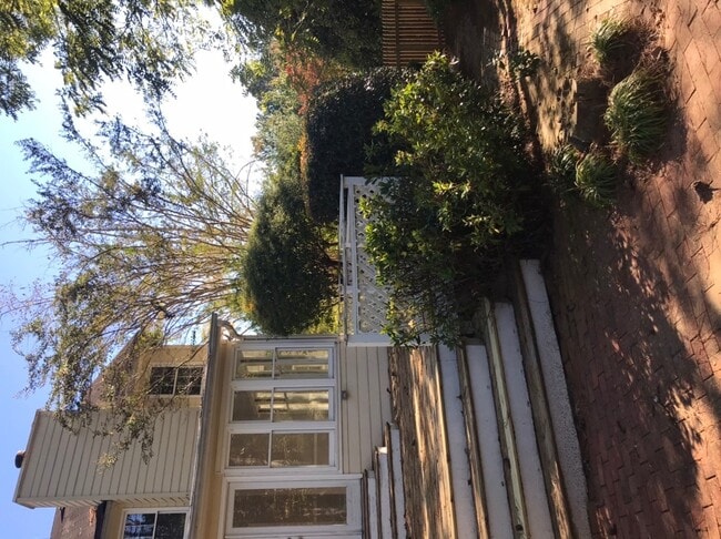 Building Photo - Great 4 Bedroom 2.5 Bath home in East Cobb...