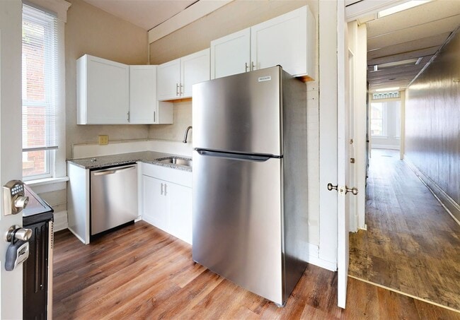 Building Photo - 2353 N High St