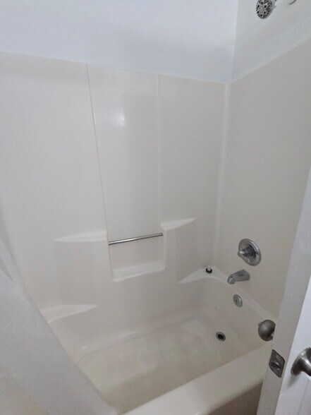 full bath - 2062 Elmhurst Ln
