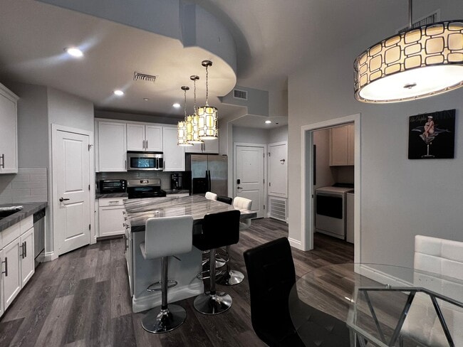 Building Photo - 2 Bed 2 Bath Furnished Condo Tempe Resort-...