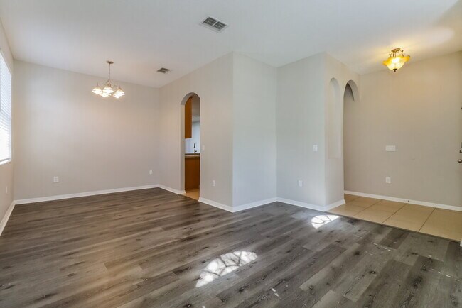 Building Photo - 8101 Pea Tree Ct