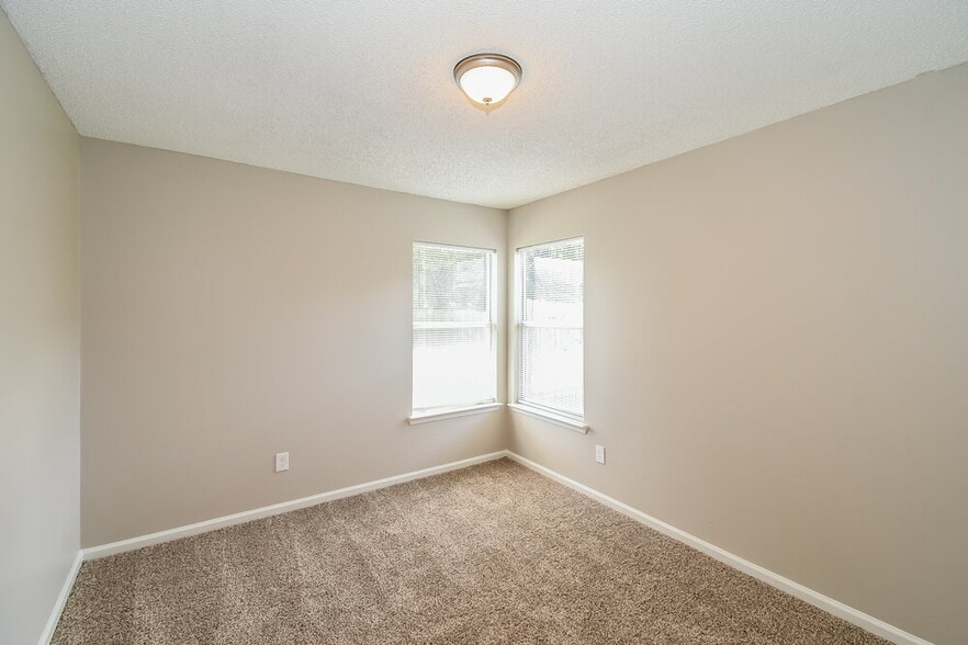 Building Photo - 8133 Fieldside Dr W
